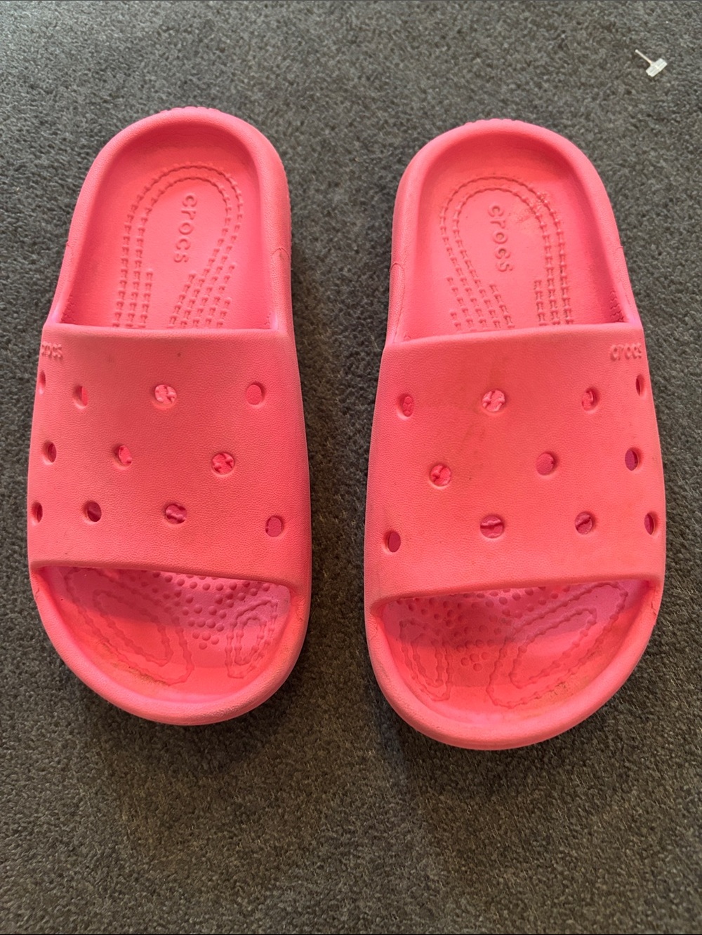 CROCS Kids Slide Sandals in Bright Pink